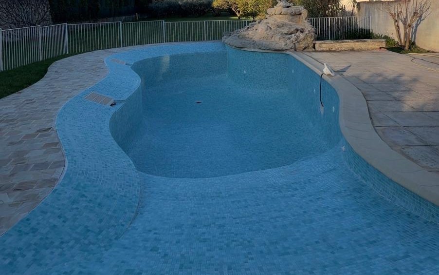 Après - piscine carrelée en mosaïque bleue par SV13 Construction