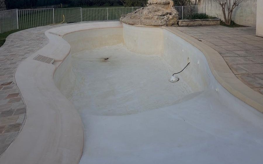 Avant - bassin de piscine repris et étanché prêt pour la pose de mosaïque